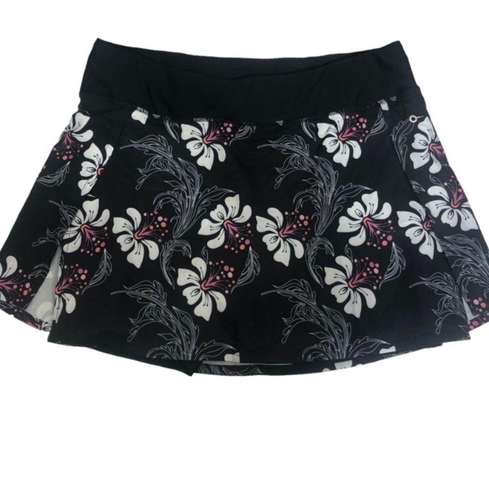 NWT Chic Black and White Floral Mini Skirt